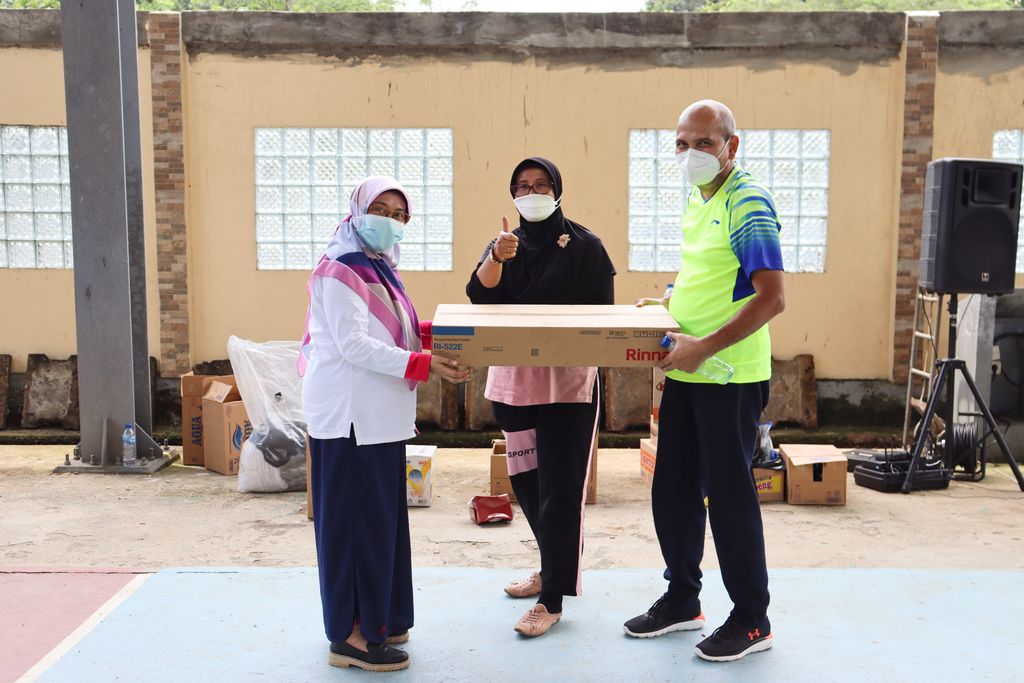 Kegiatan kebersamaan civitas SMA Dwiwarna