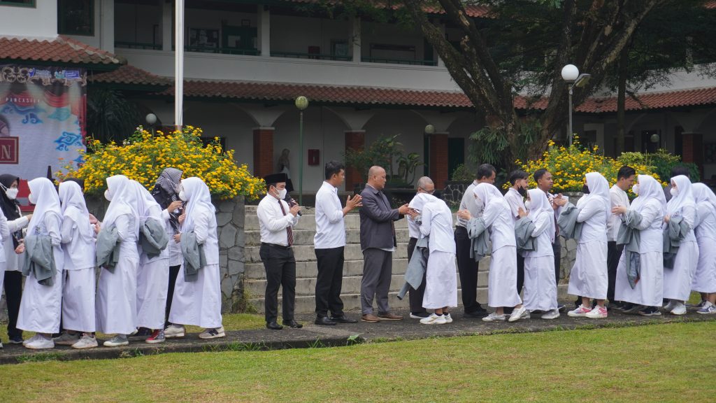 contoh gotong royong di sekolah
