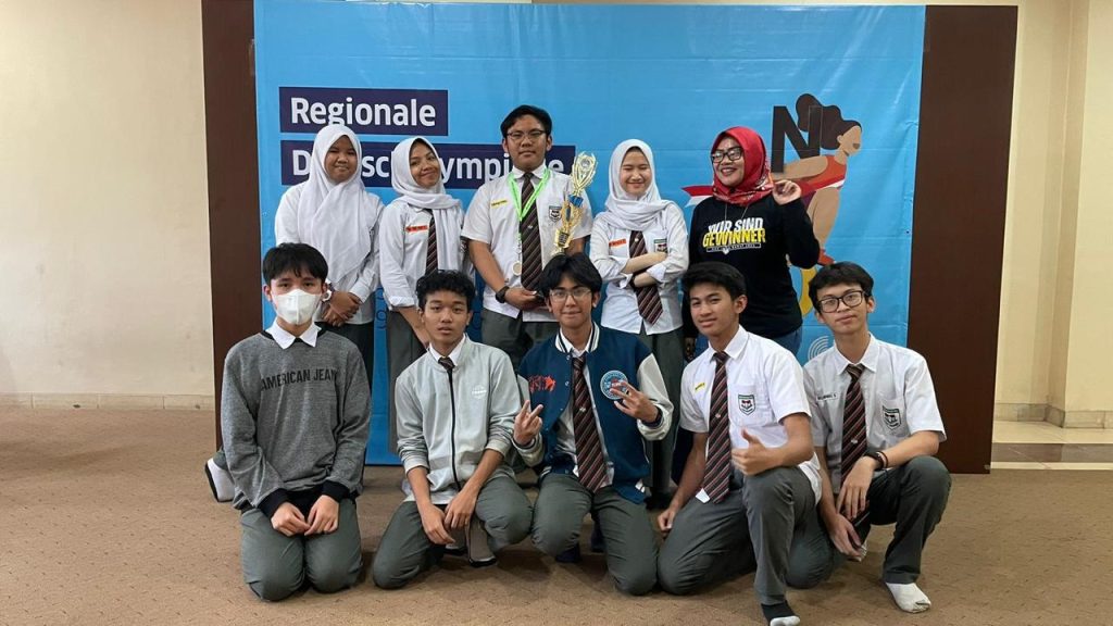 Pembinaan kompetisi sains nasional di SMA Dwiwarna