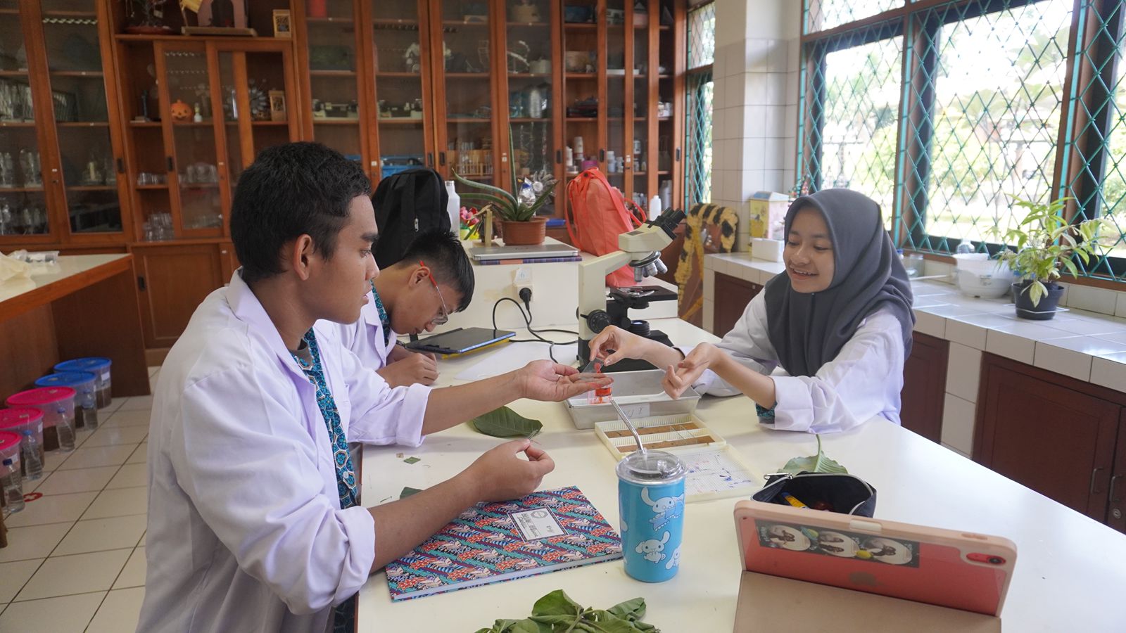 Fasilitas laboratorium STEM di SMA Dwiwarna